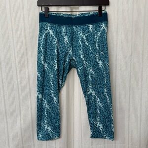 EUC🌸 Puma capri crop Dry Cell blue geometric print athletic leggings
